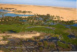 Image du Maroc Professionnelle de  Vue aérienne de la partie stagnante de la Sakia Al Hamra au environ de Laayoune où des oiseaux migrateurs comme les flamants roses trouvent refuge et repos durant leur voyage selon la saison, le 9 Avril 2010. (Photo / Abdeljalil Bounhar)


 